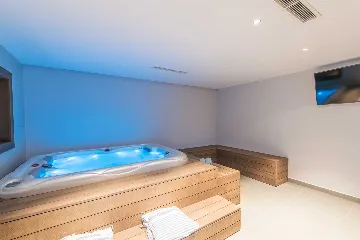 4-Bedroom Villa with Heated Pool in Mali Golji