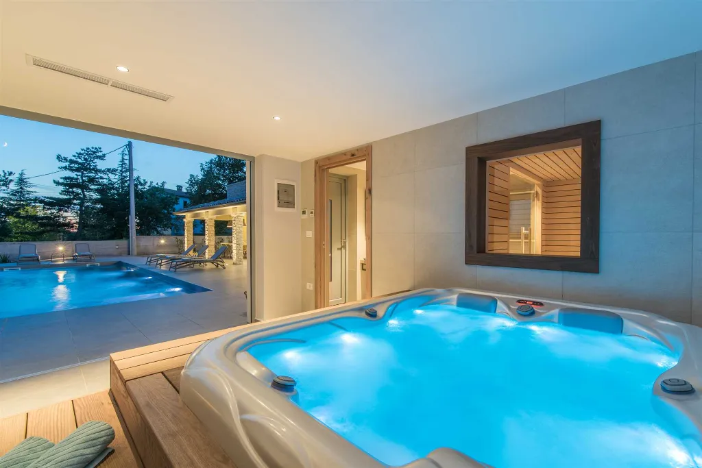 4-Bedroom Villa with Heated Pool in Mali Golji
