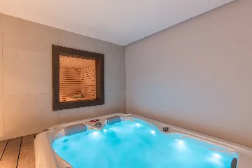 4-Bedroom Villa with Heated Pool in Mali Golji