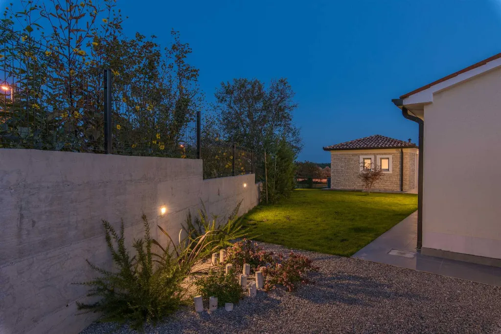 4-Bedroom Villa with Heated Pool in Mali Golji