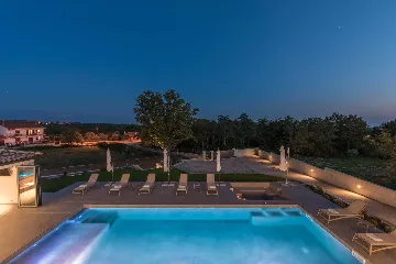 4-Bedroom Villa with Heated Pool in Mali Golji