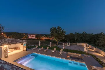 4-Bedroom Villa with Heated Pool in Mali Golji