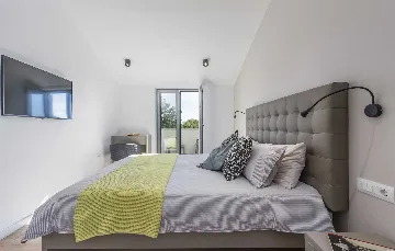 4-Bedroom Villa with Heated Pool in Mali Golji