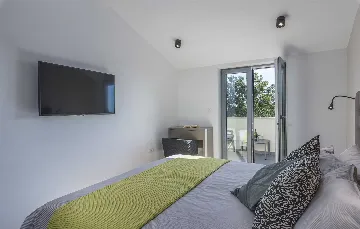 4-Bedroom Villa with Heated Pool in Mali Golji