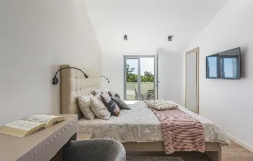 4-Bedroom Villa with Heated Pool in Mali Golji