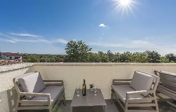 4-Bedroom Villa with Heated Pool in Mali Golji