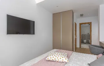 4-Bedroom Villa with Heated Pool in Mali Golji