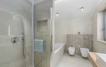 4-Bedroom Villa with Heated Pool in Mali Golji