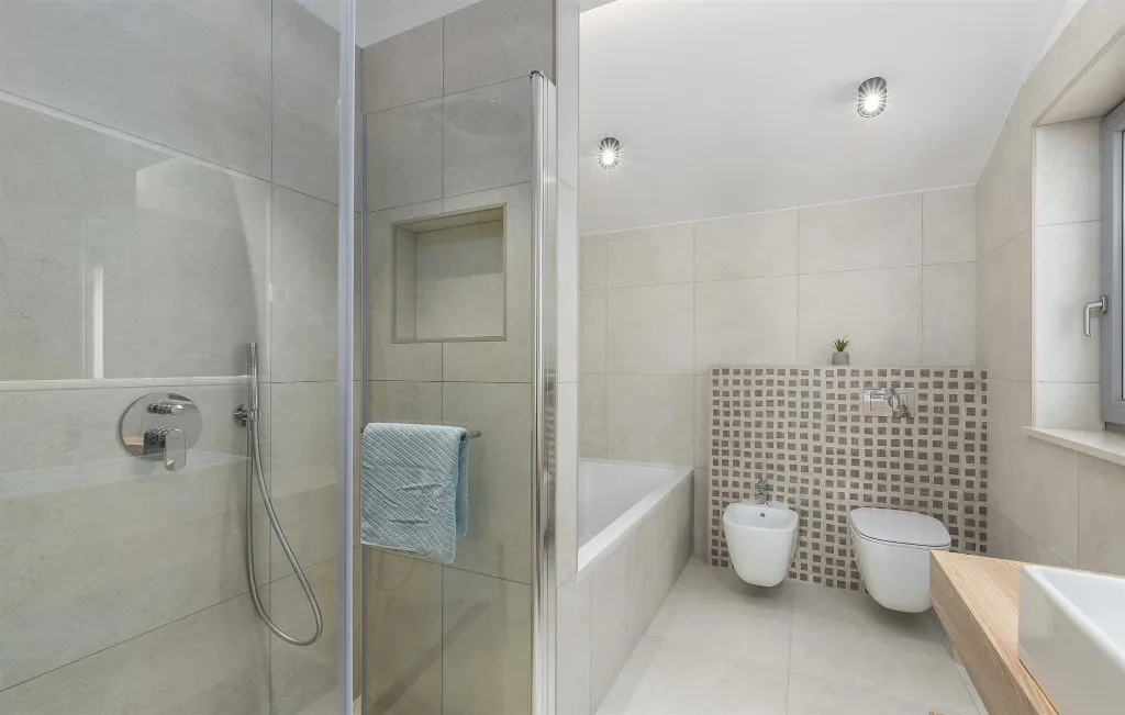 4-Bedroom Villa with Heated Pool in Mali Golji