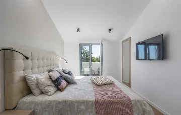 4-Bedroom Villa with Heated Pool in Mali Golji