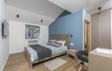 4-Bedroom Villa with Heated Pool in Mali Golji