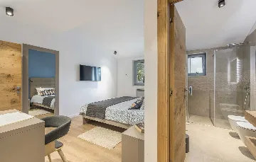 4-Bedroom Villa with Heated Pool in Mali Golji