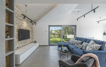 4-Bedroom Villa with Heated Pool in Mali Golji