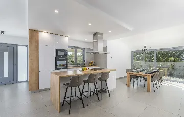 4-Bedroom Villa with Heated Pool in Mali Golji