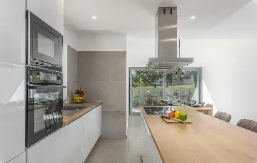 4-Bedroom Villa with Heated Pool in Mali Golji