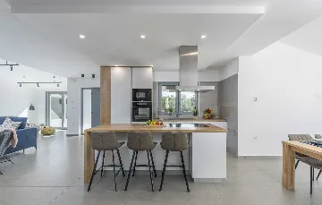 4-Bedroom Villa with Heated Pool in Mali Golji