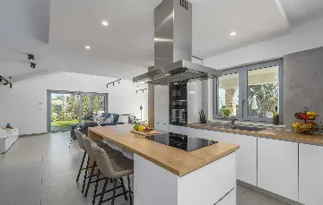 4-Bedroom Villa with Heated Pool in Mali Golji