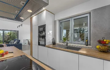 4-Bedroom Villa with Heated Pool in Mali Golji