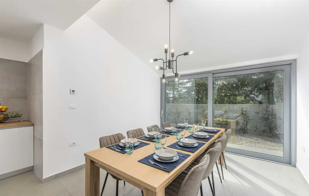 4-Bedroom Villa with Heated Pool in Mali Golji