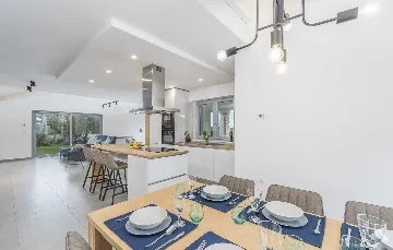 4-Bedroom Villa with Heated Pool in Mali Golji