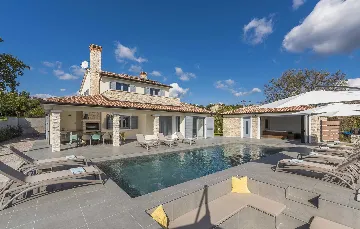 4-Bedroom Villa with Heated Pool in Mali Golji