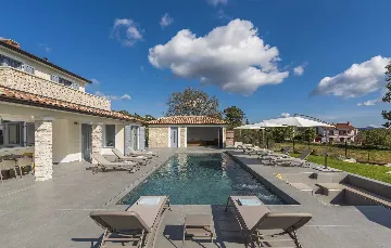 4-Bedroom Villa with Heated Pool in Mali Golji