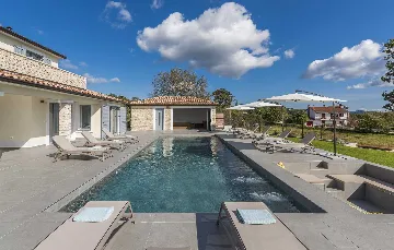 4-Bedroom Villa with Heated Pool in Mali Golji