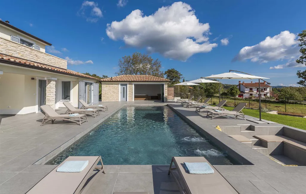 4-Bedroom Villa with Heated Pool in Mali Golji