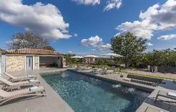 4-Bedroom Villa with Heated Pool in Mali Golji