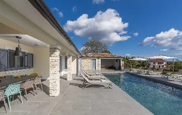 4-Bedroom Villa with Heated Pool in Mali Golji