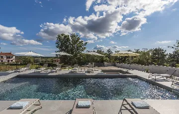 4-Bedroom Villa with Heated Pool in Mali Golji