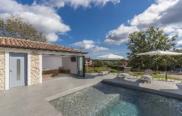 4-Bedroom Villa with Heated Pool in Mali Golji