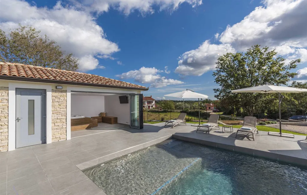 4-Bedroom Villa with Heated Pool in Mali Golji