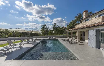 4-Bedroom Villa with Heated Pool in Mali Golji