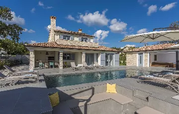 4-Bedroom Villa with Heated Pool in Mali Golji