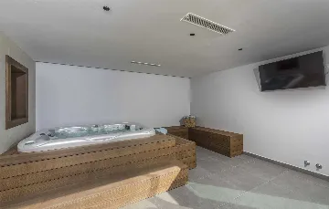 4-Bedroom Villa with Heated Pool in Mali Golji