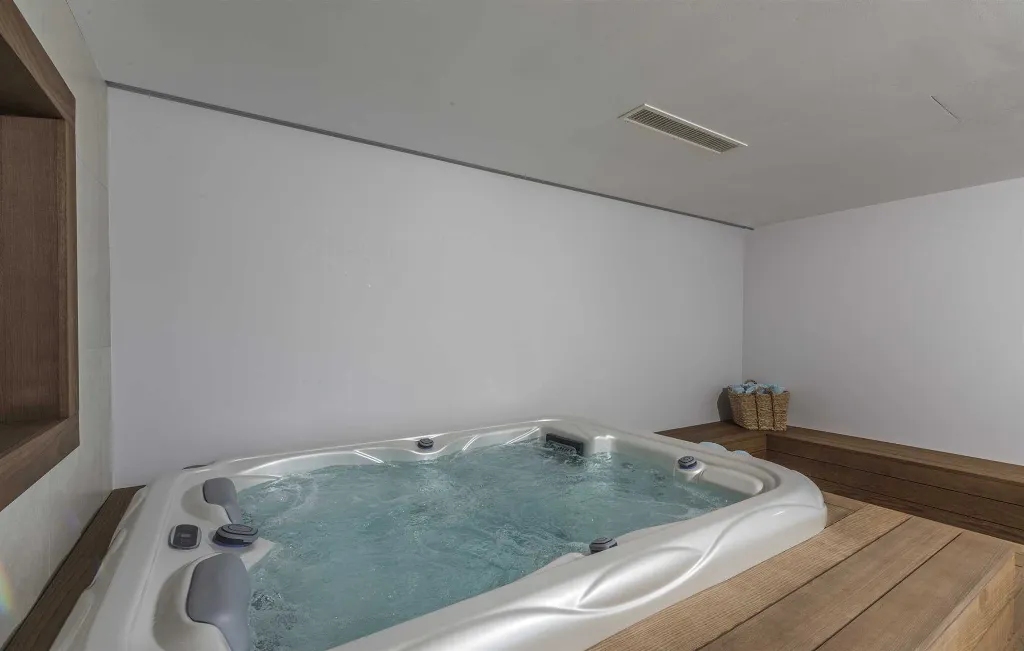 4-Bedroom Villa with Heated Pool in Mali Golji