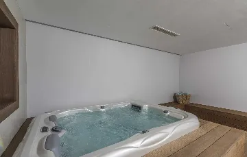 4-Bedroom Villa with Heated Pool in Mali Golji