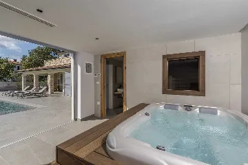 4-Bedroom Villa with Heated Pool in Mali Golji