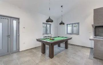 4-Bedroom Villa with Heated Pool in Mali Golji