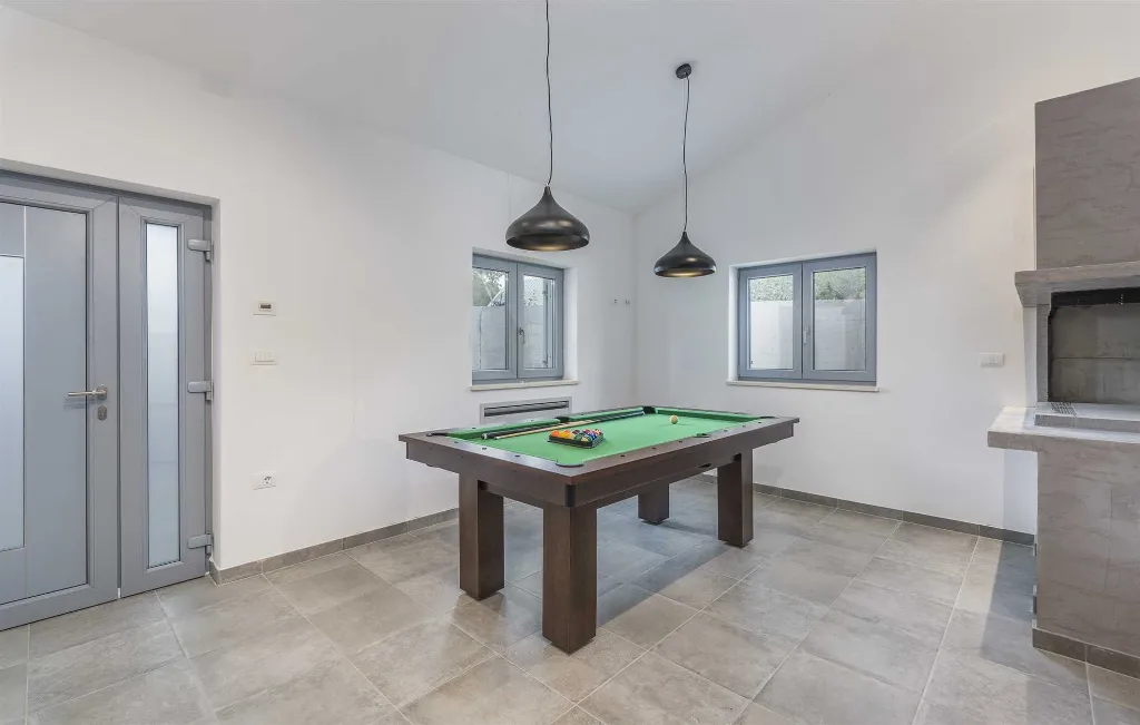 4-Bedroom Villa with Heated Pool in Mali Golji