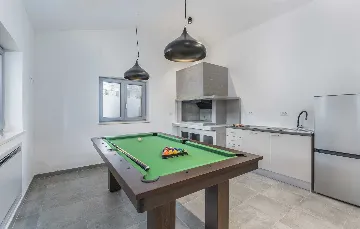 4-Bedroom Villa with Heated Pool in Mali Golji