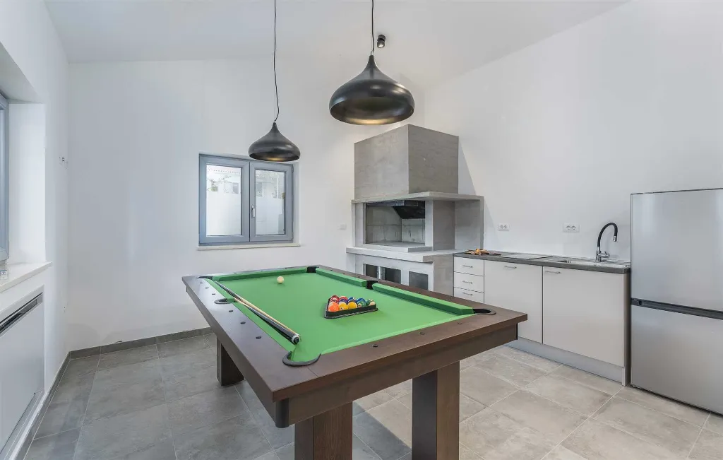 4-Bedroom Villa with Heated Pool in Mali Golji