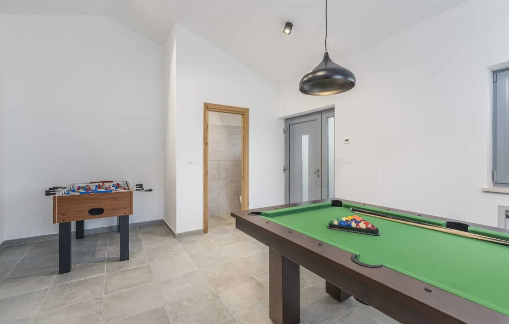 4-Bedroom Villa with Heated Pool in Mali Golji
