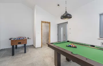 4-Bedroom Villa with Heated Pool in Mali Golji