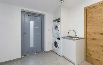 4-Bedroom Villa with Heated Pool in Mali Golji