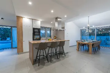 4-Bedroom Villa with Heated Pool in Mali Golji