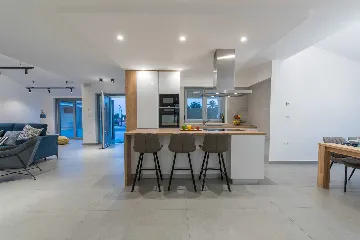 4-Bedroom Villa with Heated Pool in Mali Golji