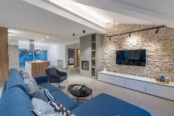 4-Bedroom Villa with Heated Pool in Mali Golji