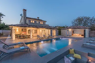 4-Bedroom Villa with Heated Pool in Mali Golji